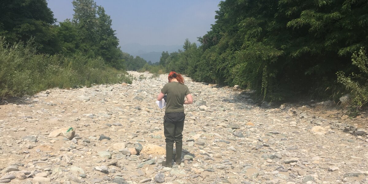 Operatrice rileva dati di campo all’interno dell’alveo del fiume Grana, completamente in secca nell’estate 2017