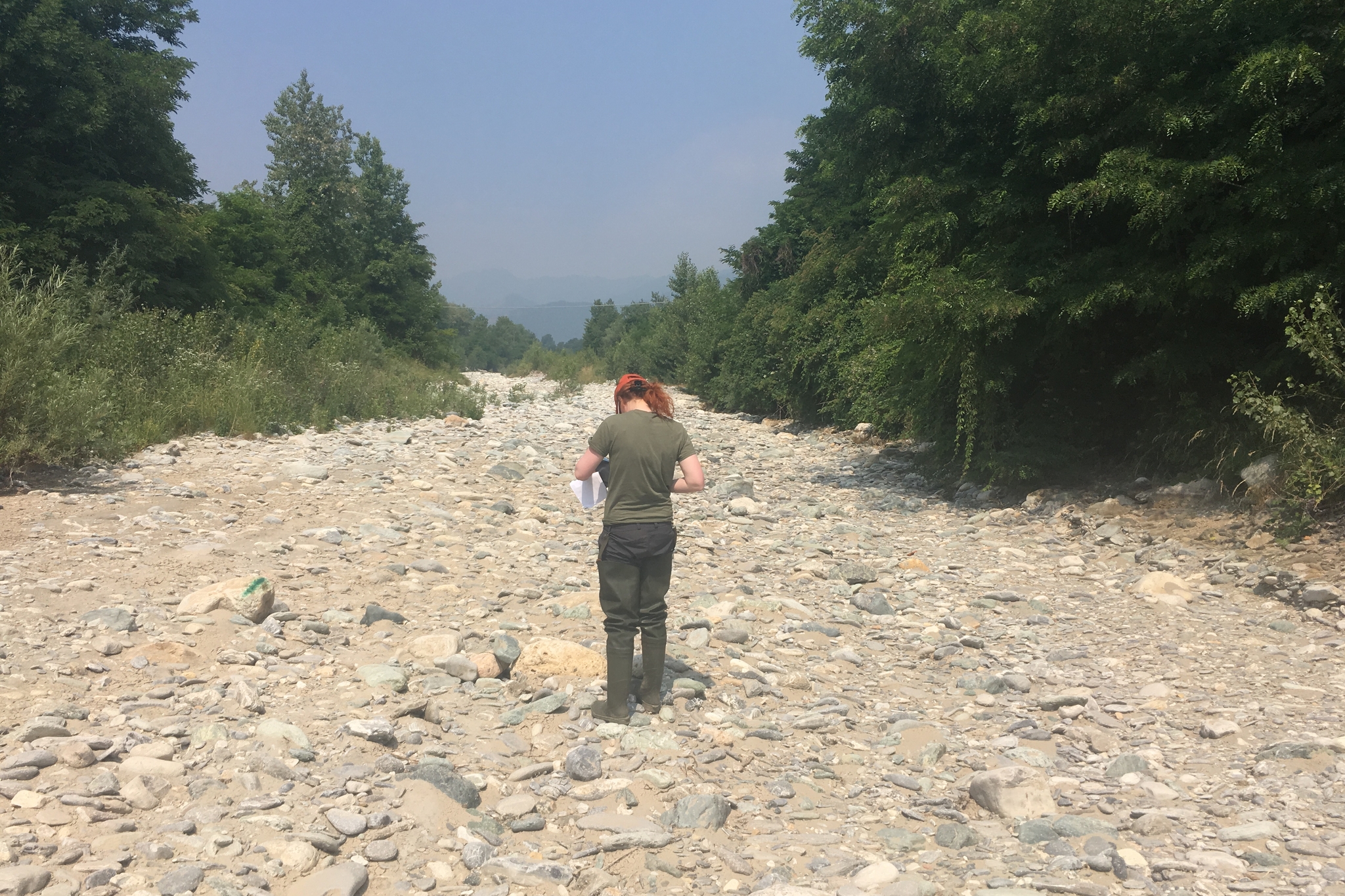 Operatrice rileva dati di campo all’interno dell’alveo del fiume Grana, completamente in secca nell’estate 2017