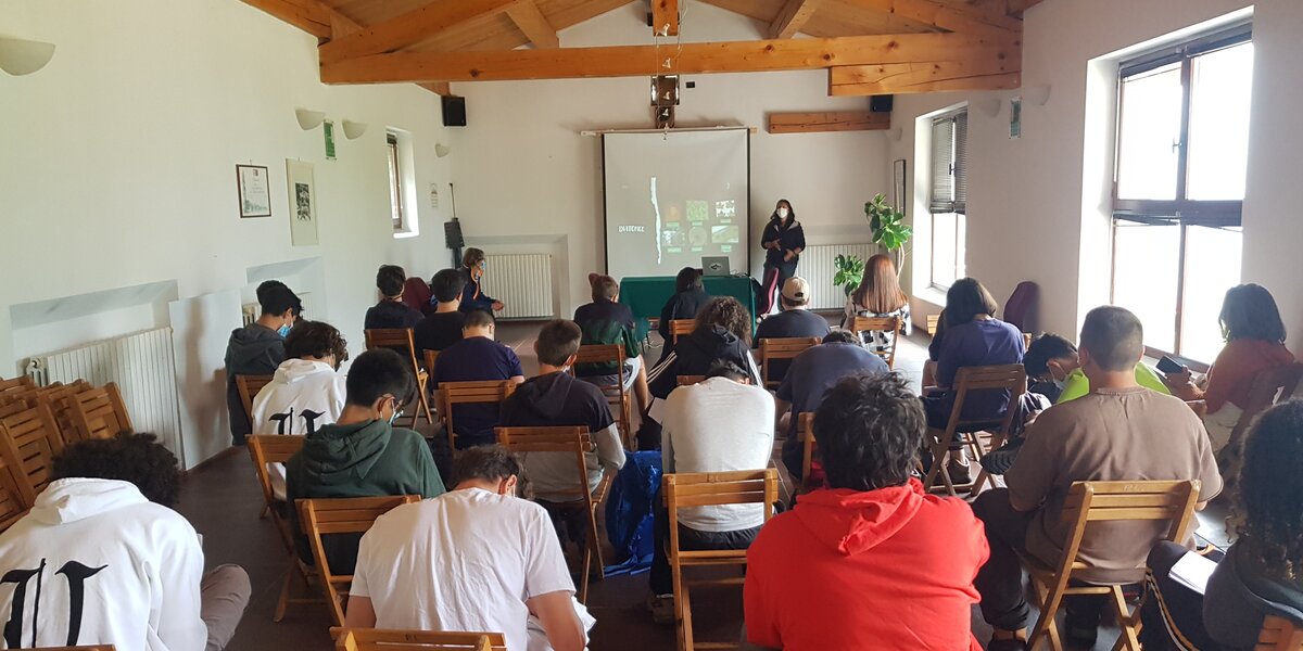 un gruppo di ragazzi durante una lezione tenuta in aula presso Ostana