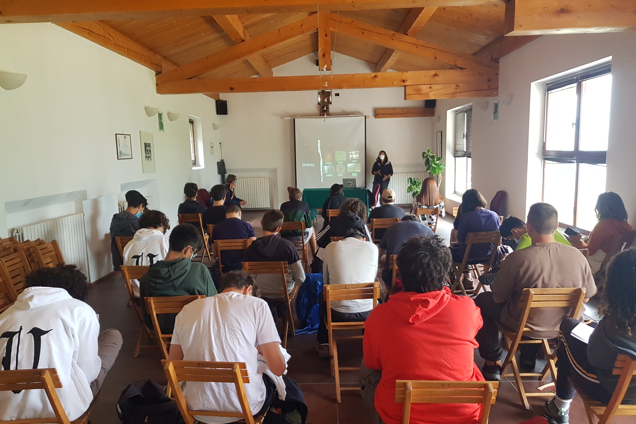 un gruppo di ragazzi durante una lezione tenuta in aula presso Ostana