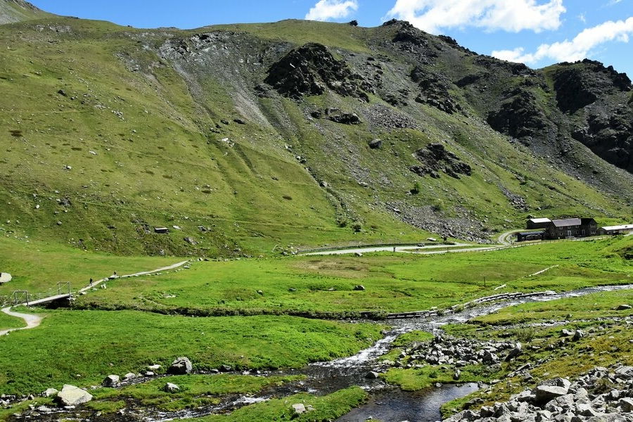 La conca di Pian del Re, un vasto pianoro in versione primaverile, dove giunge la strada asfaltata e si trovano le sorgenti del fiume Po.