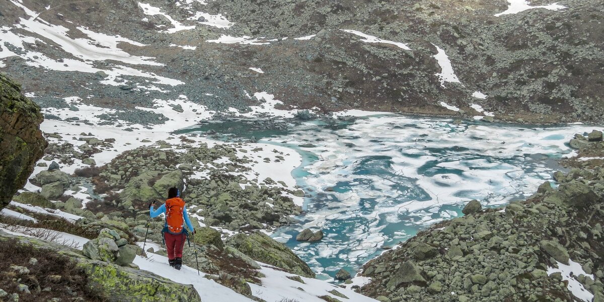 lago di montagna in fase di disgelo