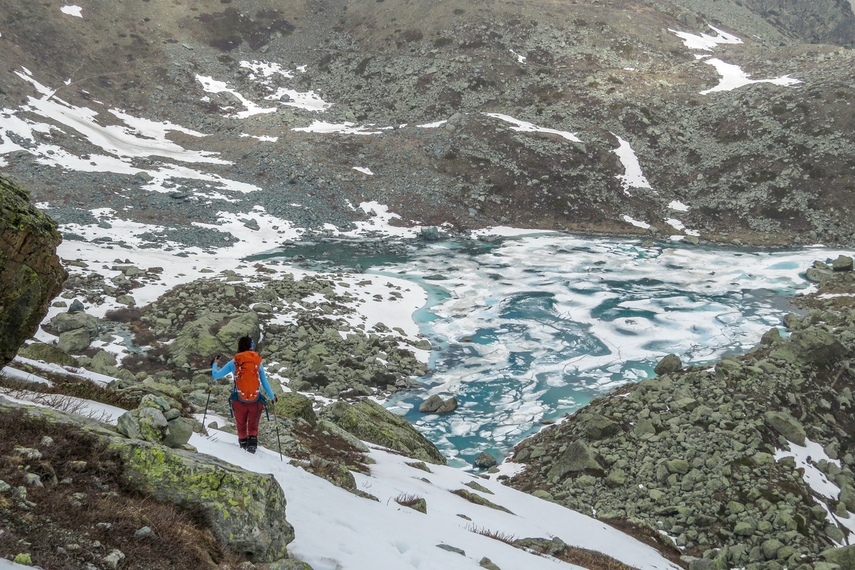 lago di montagna in fase di disgelo
