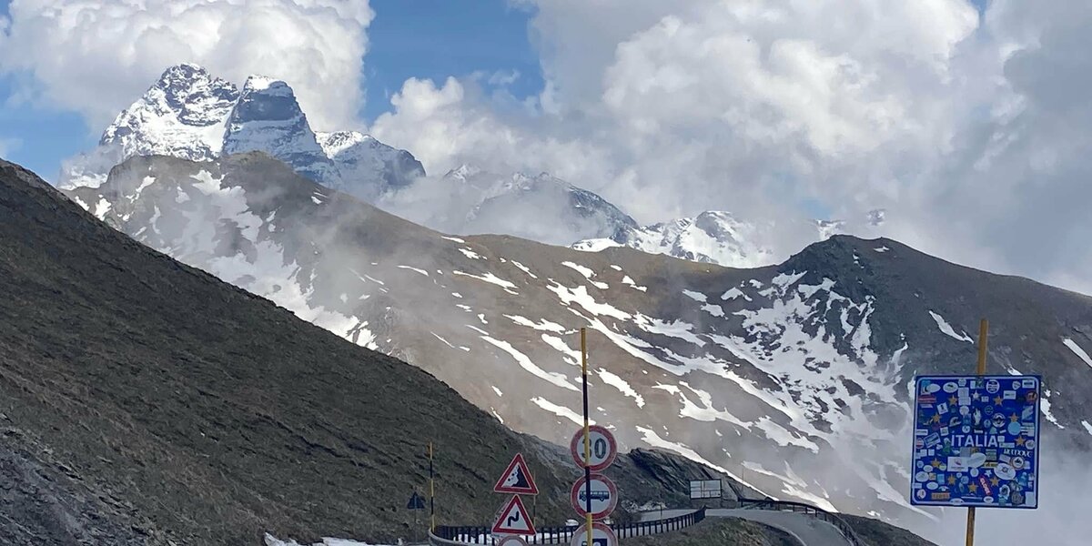 sagoma di montagna, il Monviso, strada di montagna che scende con un ampio tornante