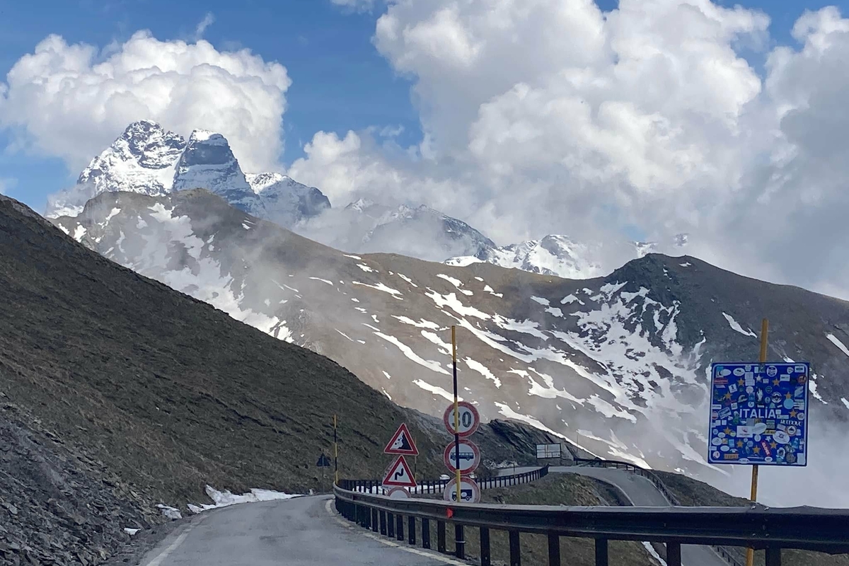 sagoma di montagna, il Monviso, strada di montagna che scende con un ampio tornante