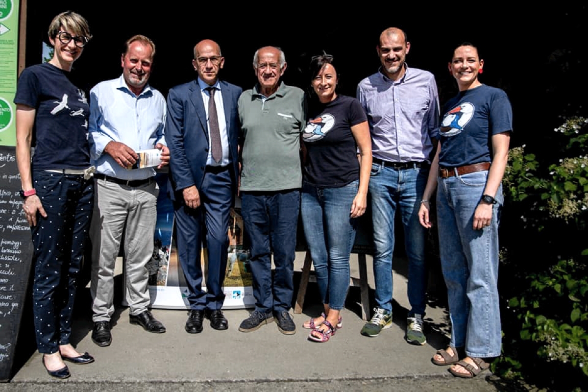 (da sinistra) Lorenza Vaschetti-CRAS, Dario Miretti-Parco Monviso, Valerio Oderda-Sindaco di Racconigi, Bruno Vaschetti-CRAS, Gabriella Vaschetti-CRAS, Davide Sannazzaro-Sindaco di Cavallermaggiore, Enrica Vaschetti-CRAS).