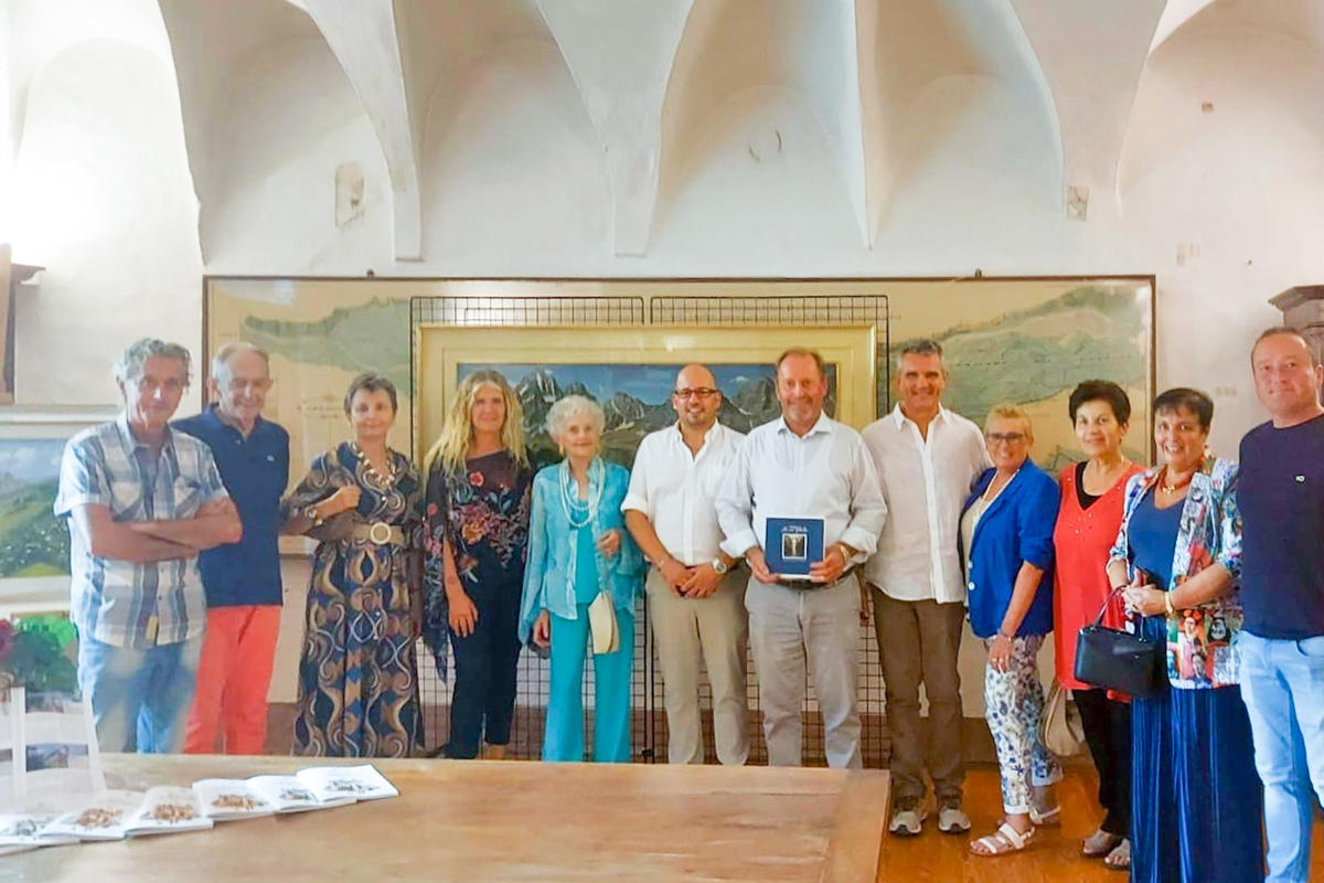 foto di gruppo davanti al uno dei dipinti esposti