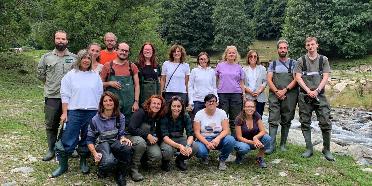 nella foto si osservano i partecipanti al corsi per il riconoscimento delle diatomee bentoniche e i docenti; foto di gruppo sulle sponde del fiume Po a Crissolo