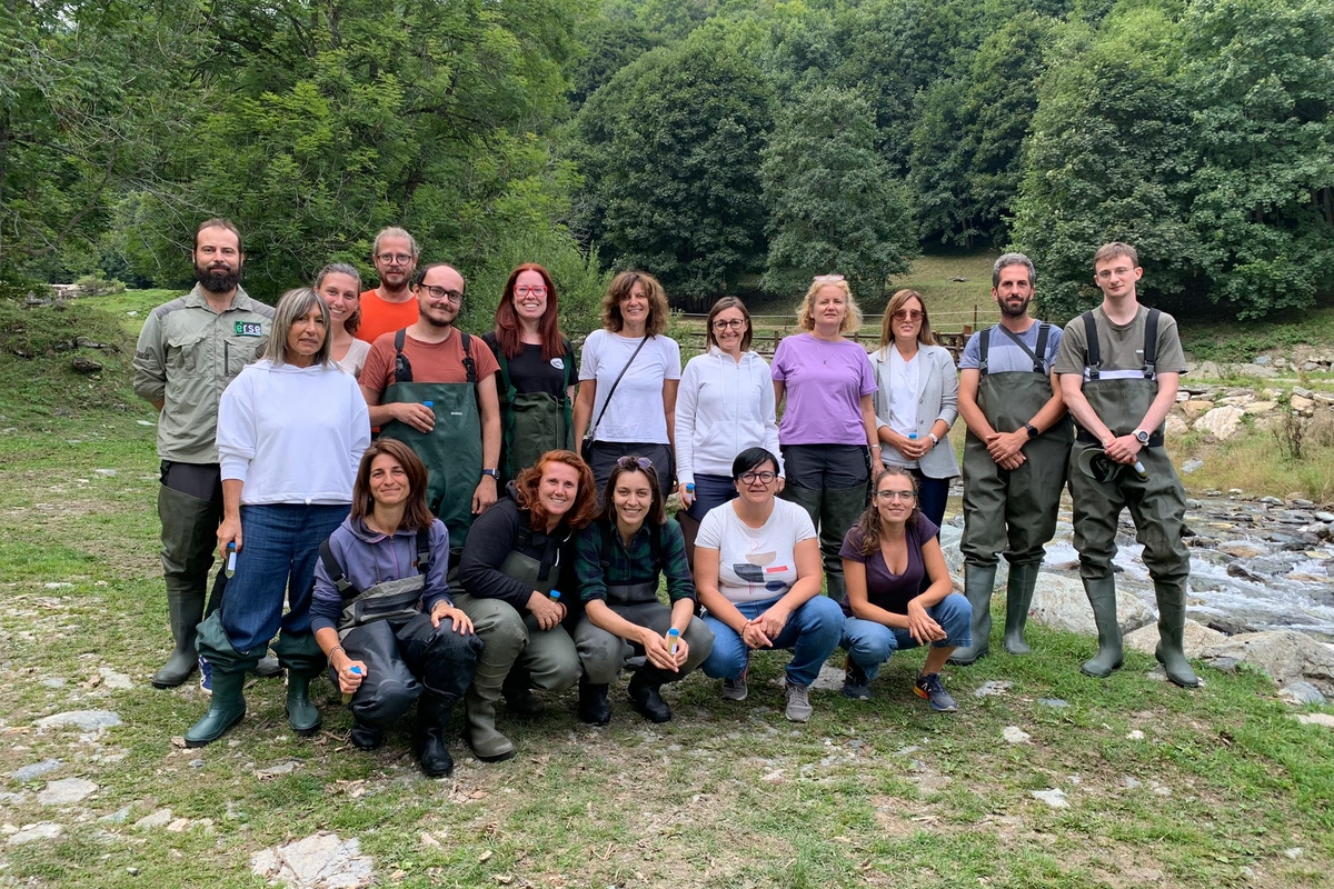 nella foto si osservano i partecipanti al corsi per il riconoscimento delle diatomee bentoniche e i docenti; foto di gruppo sulle sponde del fiume Po a Crissolo