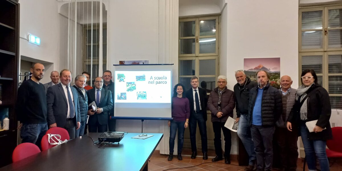 foto di gruppo con il presidente e il direttore del Parco del Monviso, affiancati da numerosi sindaci dei Comuni del Parco
