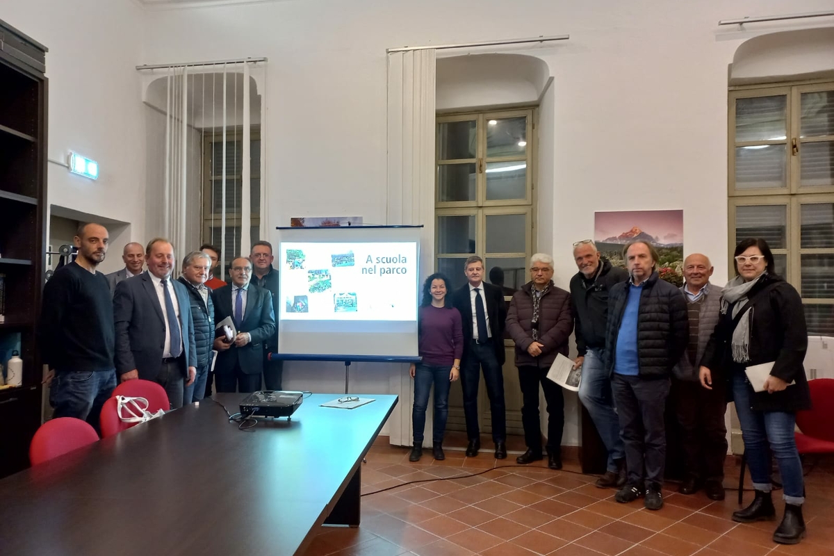 foto di gruppo con il presidente e il direttore del Parco del Monviso, affiancati da numerosi sindaci dei Comuni del Parco