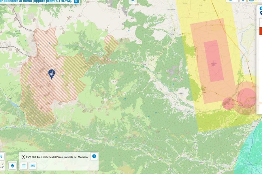 cartografia del territorio con le aree naturali protette del Monviso evidenziate con tratto rosso che indica il divieto di sorvolo per droni e altri velivoli; la cartografia è tratta dal sito D-flight.