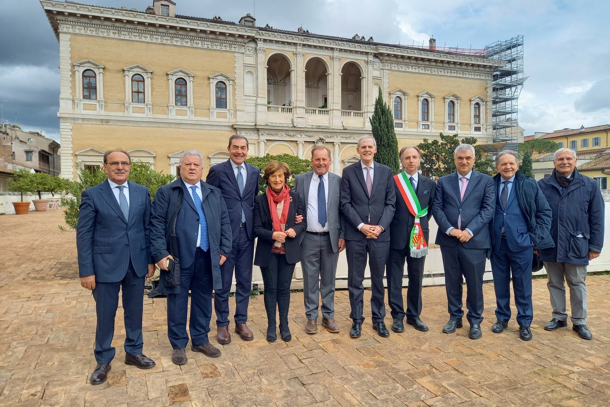 foto di gruppo delle delegazioni in visita all'Ambasciata francese in Italia: il gruppo è all'esterno della sede, che si vede alle spalle delle persone.