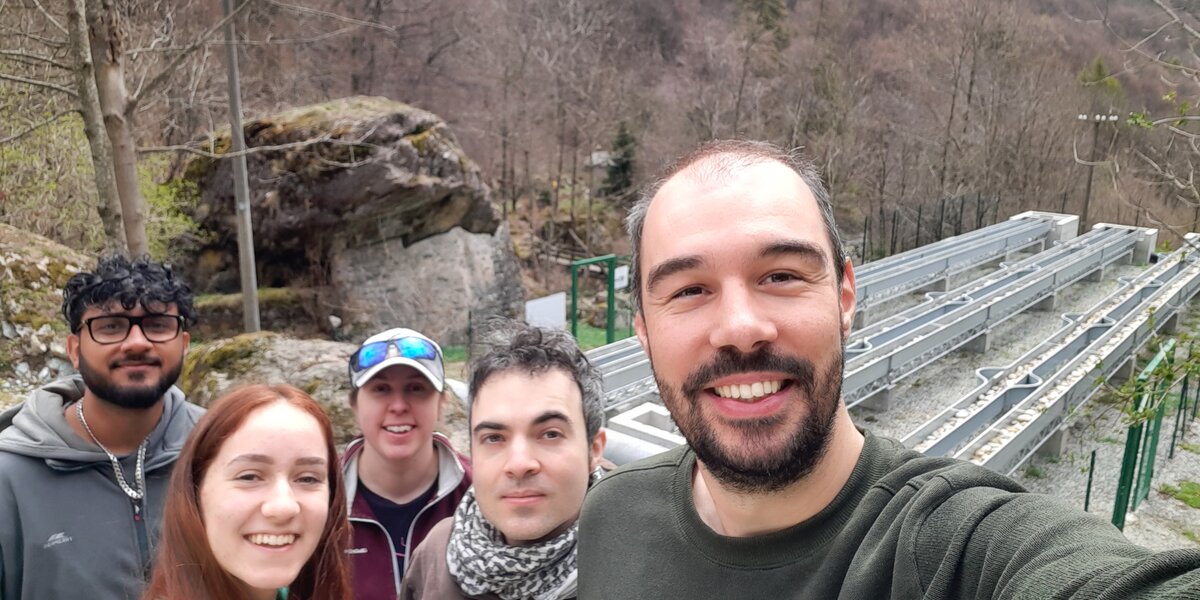 Un'immagine che vede in primo piano il gruppo di ricercatori coinvolti nell'esperimento e in sfondo il sistema di canali artificiali