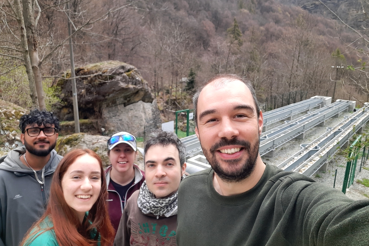 Un'immagine che vede in primo piano il gruppo di ricercatori coinvolti nell'esperimento e in sfondo il sistema di canali artificiali