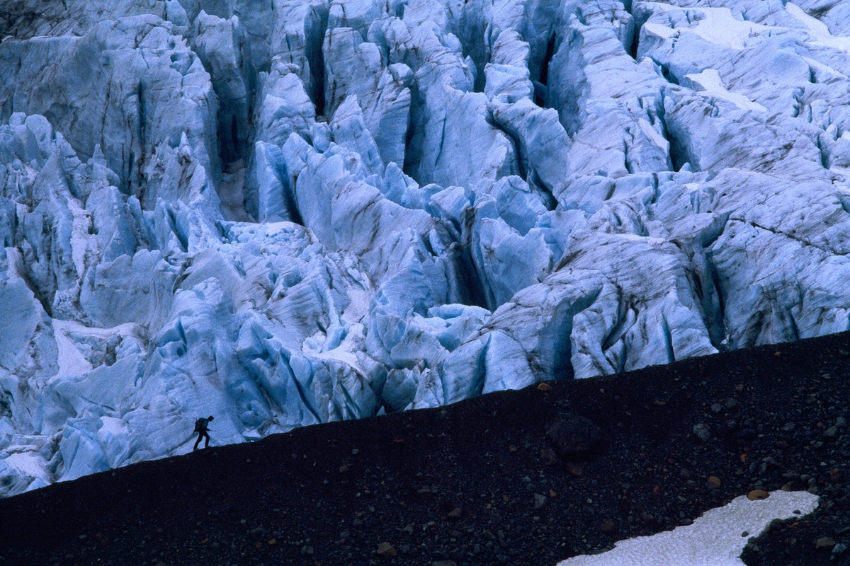 Il ghiacciaio Lyngen in una foto di Franco Michieli: in basso a sinistra si vede la silhouette di un uomo che risale il ghiacciaio.
