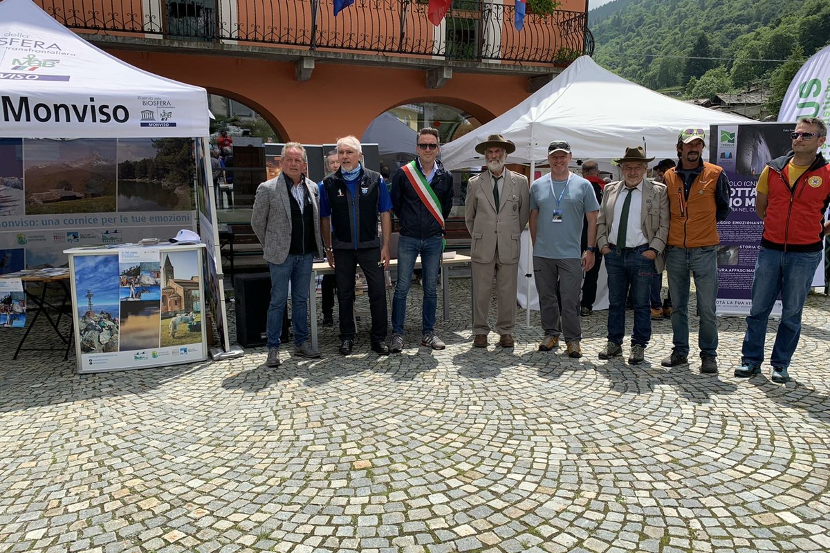 gruppo di persone davanti al Municipio di Crissolo: ai due lati ci sono due gazebo bianchi