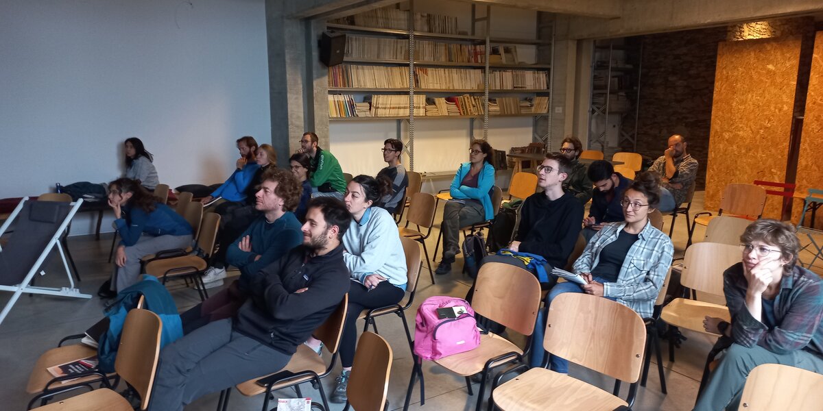 studenti seduti in una sala, sono rivolti verso sinistra e stanno ascoltando una lezione