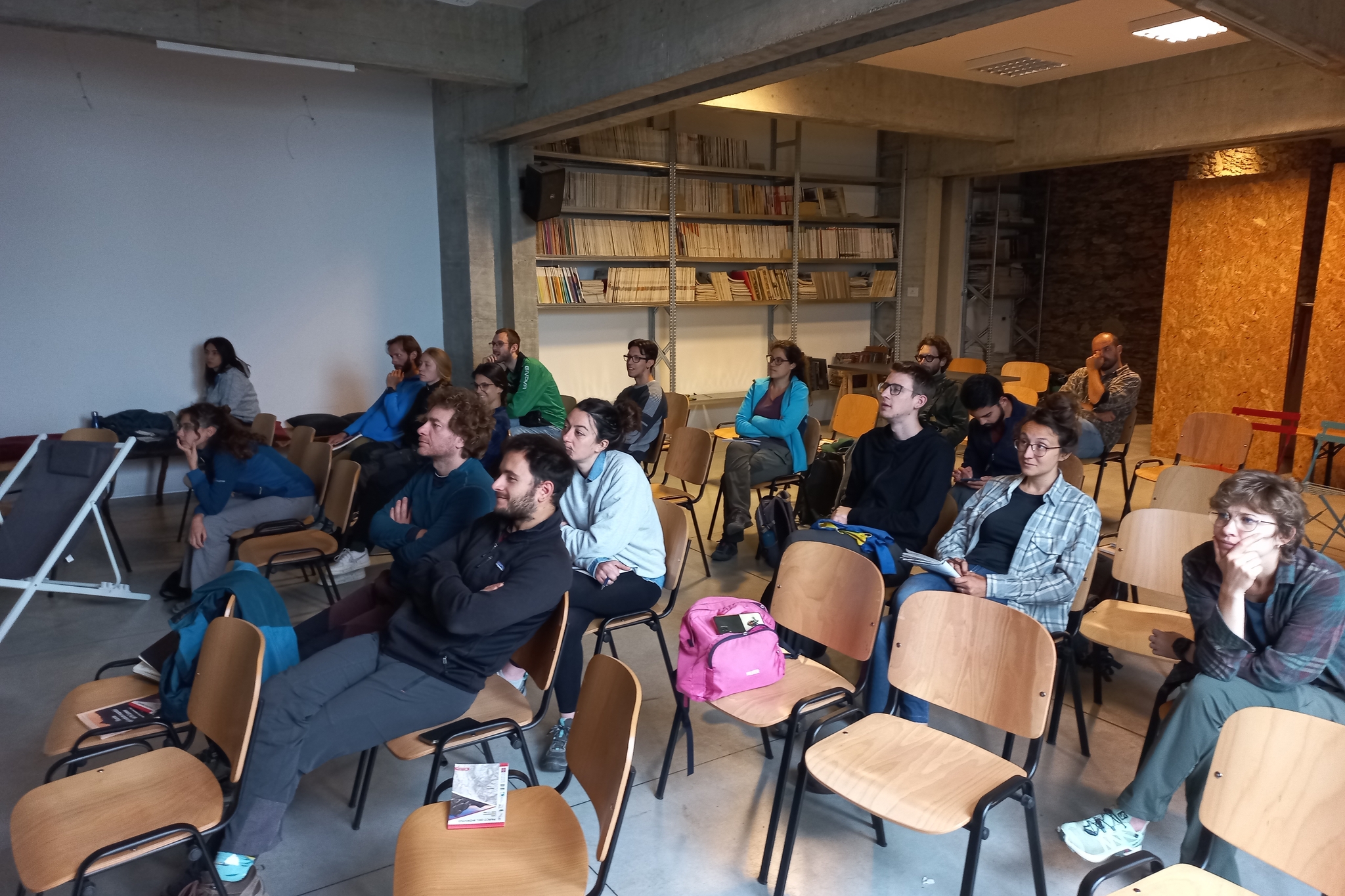 studenti seduti in una sala, sono rivolti verso sinistra e stanno ascoltando una lezione