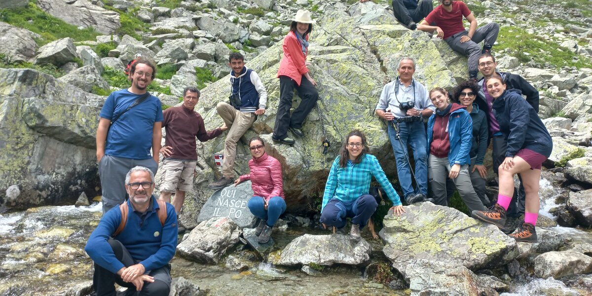 gruppo di persone intorno alle sorgenti del Po, al Pian del Re di Crissolo.