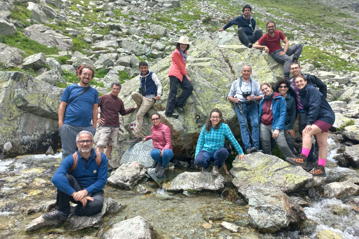 gruppo di persone intorno alle sorgenti del Po, al Pian del Re di Crissolo.