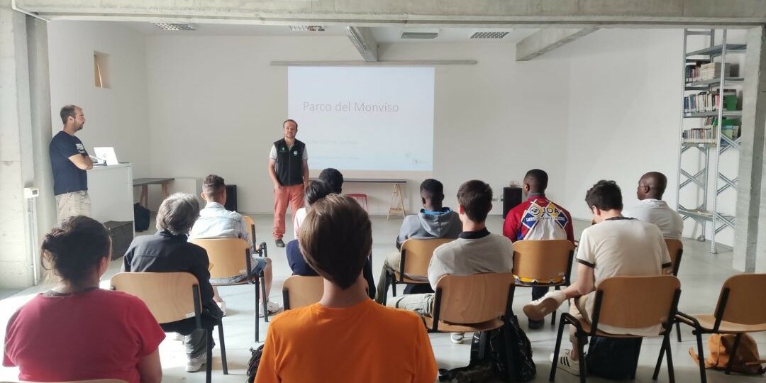 in una sala studenti di spalle ascoltano il relatore