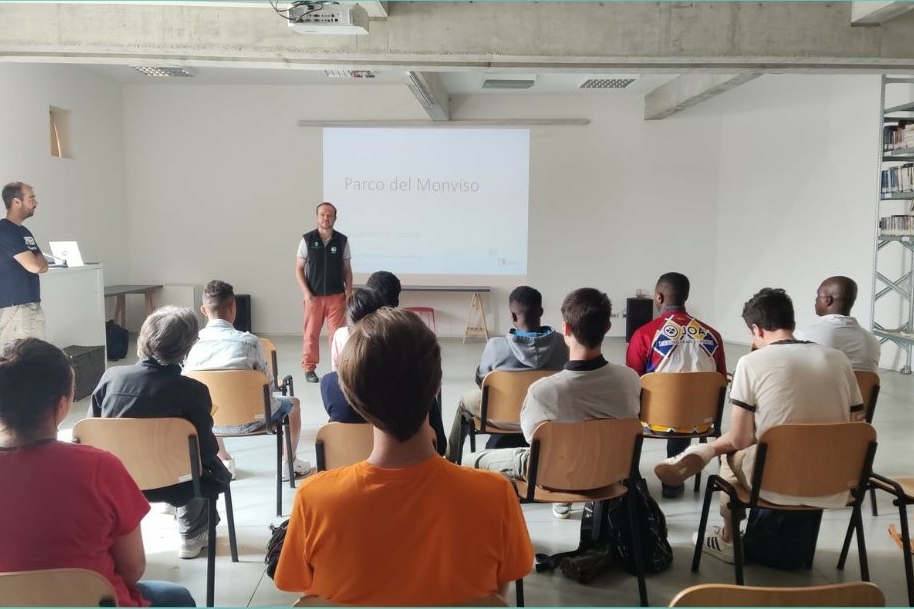 in una sala studenti di spalle ascoltano il relatore