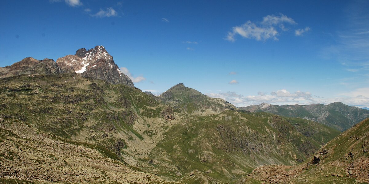 Panorama montano con rocce e praterie alpine