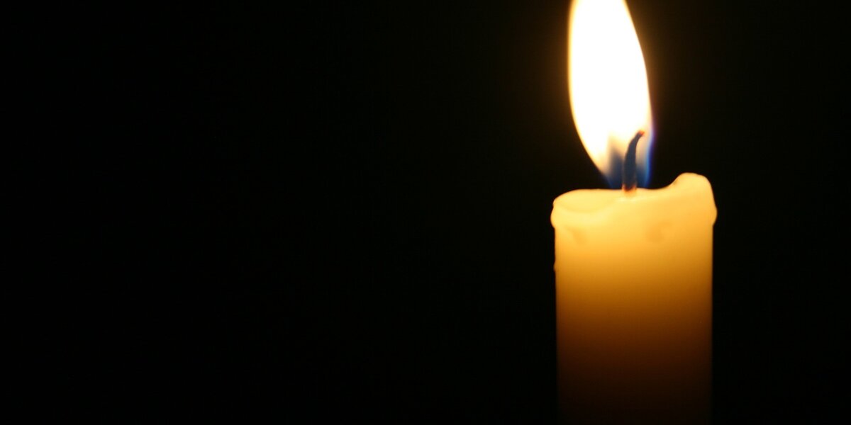 una candela accesa nel buio circostante