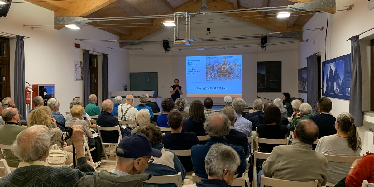 Una sala piena di pubblico durante uno degli eventi del Parco del Monviso