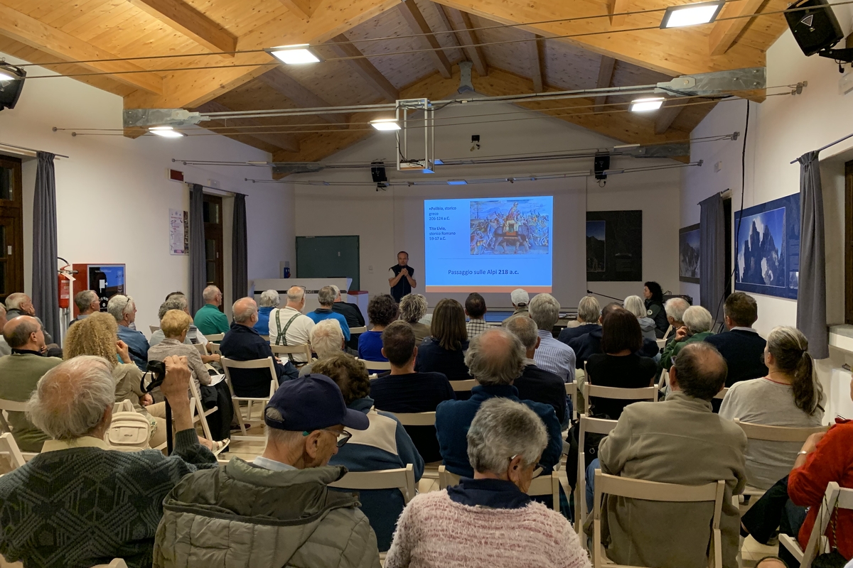 Una sala piena di pubblico durante uno degli eventi del Parco del Monviso