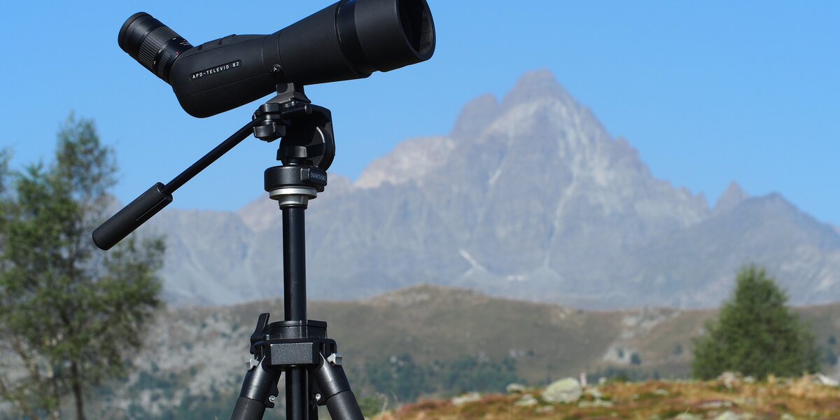 Un monocolo, strumento di osservazione professionale, su treppiede e dietro il Monviso da Bric Lombatera.
