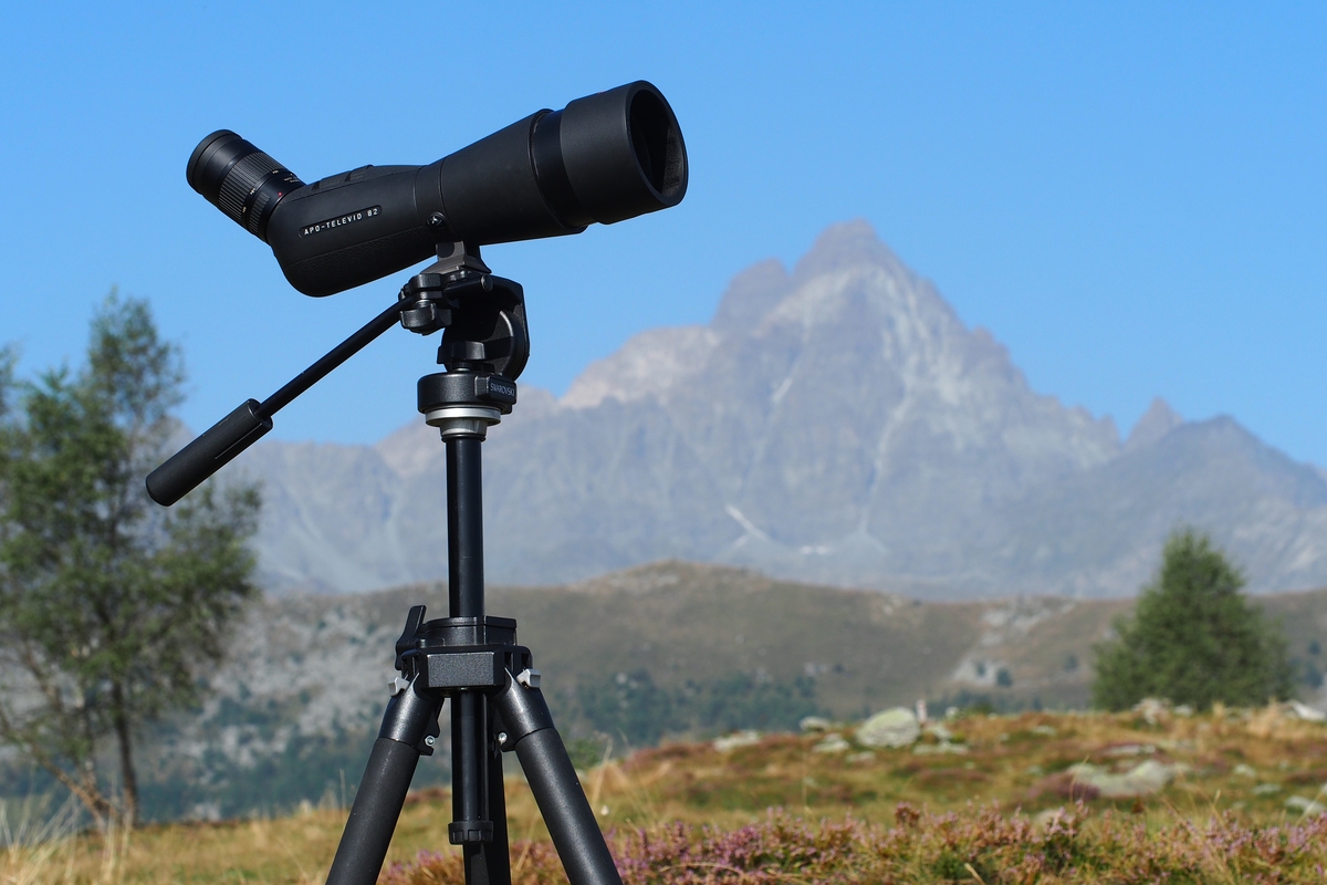 Un monocolo, strumento di osservazione professionale, su treppiede e dietro il Monviso da Bric Lombatera.