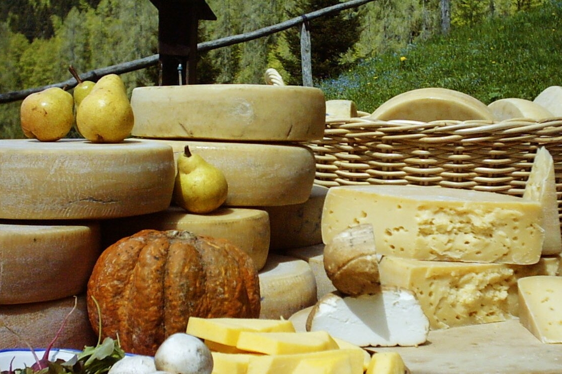 una tavola imbandita all'aperto con diversi prodotti agroalimentari in mostra