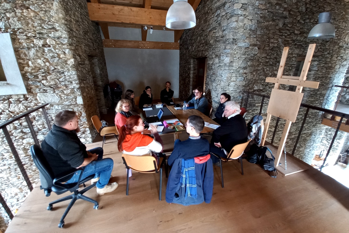 un gruppo di persone sedute intorno ad un tavolo, in riunione.