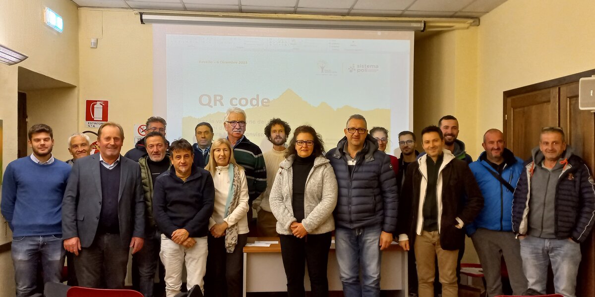 foto di gruppo con i produttori di Miele Biosfera Monviso insieme al presidente Dario Miretti nei locali del Museo Naturalistico del Fiume Po a Revello: ci sono circa 20 persone