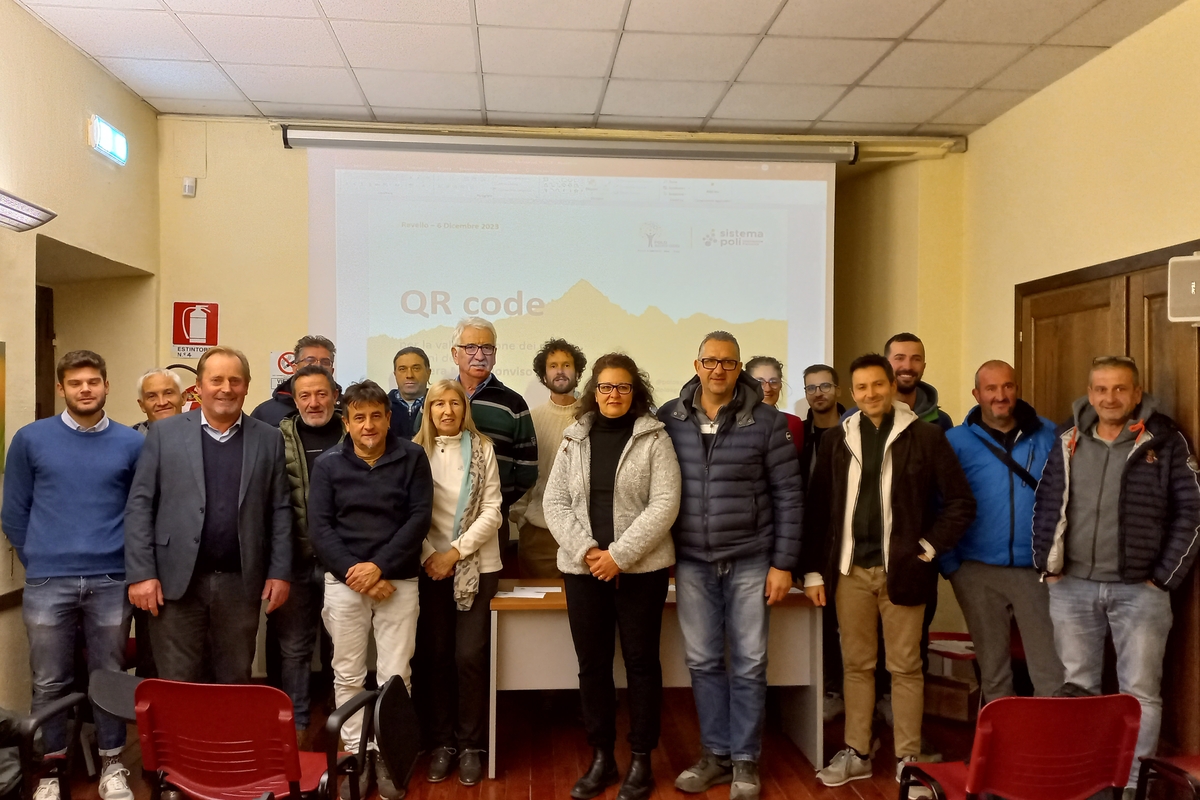 foto di gruppo con i produttori di Miele Biosfera Monviso insieme al presidente Dario Miretti nei locali del Museo Naturalistico del Fiume Po a Revello: ci sono circa 20 persone
