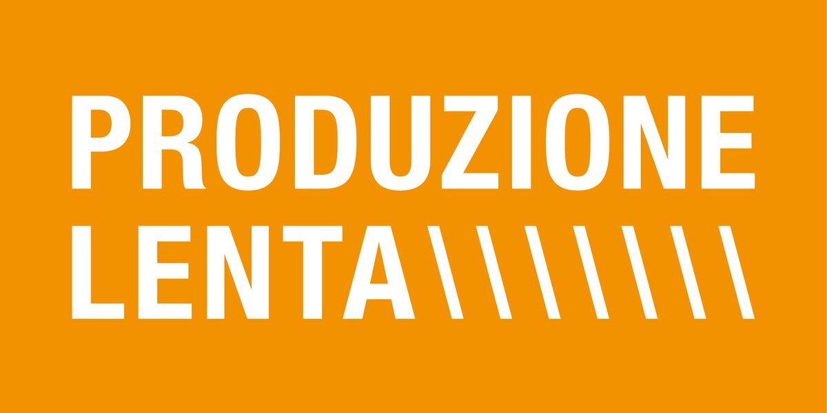 Nell'immagine c'è il logo del brand: il nome in bianco su sfondo arancione.
