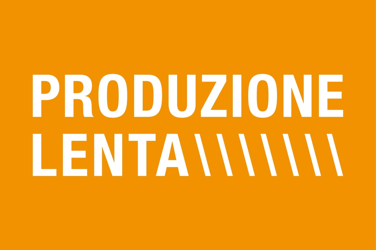 Nell'immagine c'è il logo del brand: il nome in bianco su sfondo arancione.
