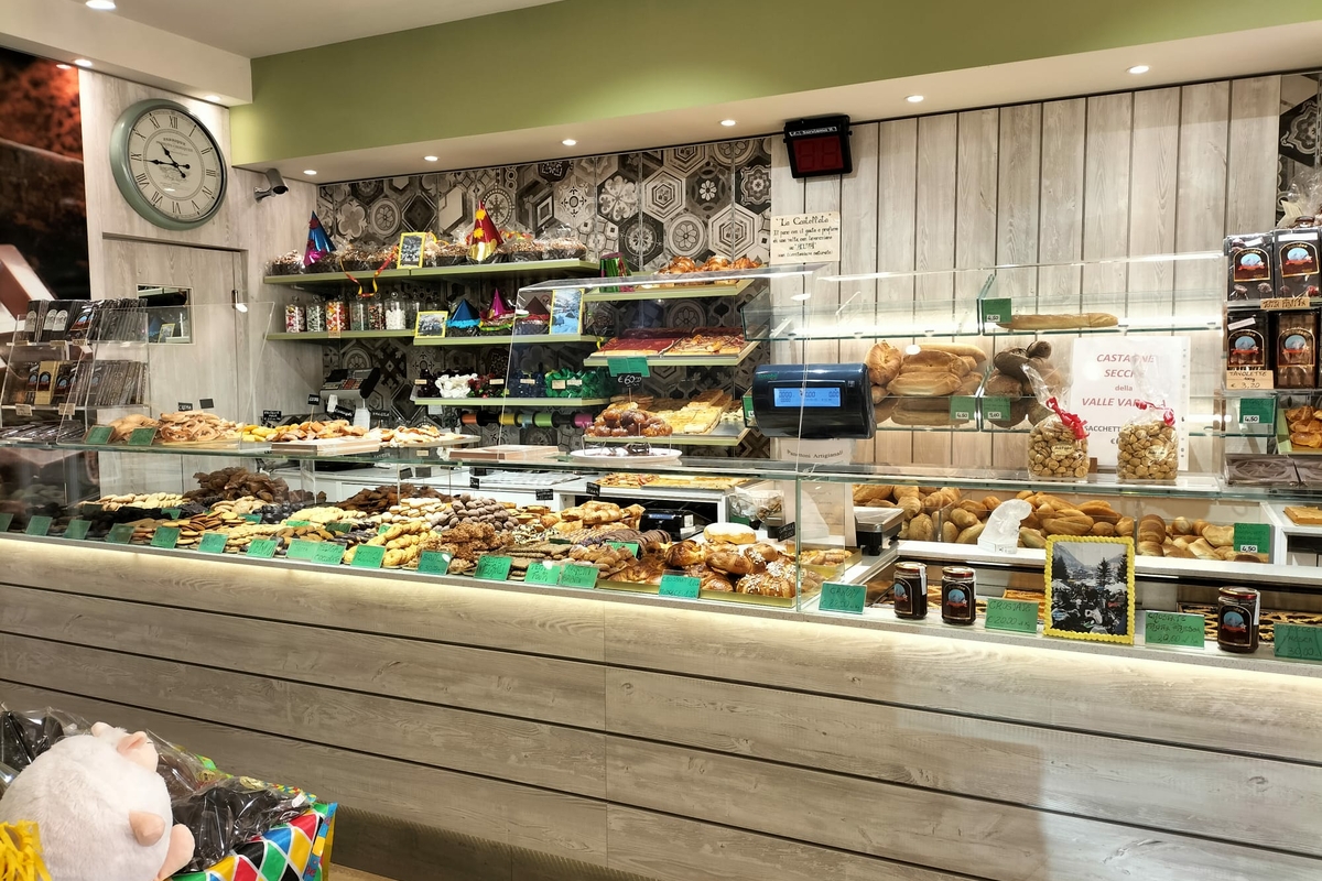 Nell'immagine si vede un bancone ricco di prelibatezze dolci e salate.