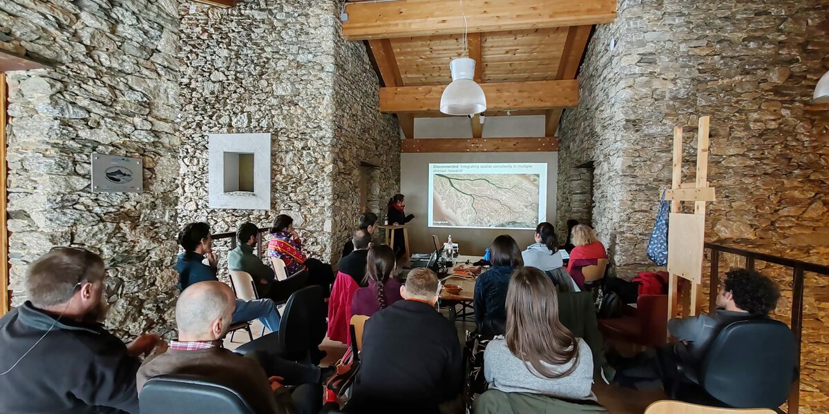 foto che ritrae un momento della presentazione della dott.ssa Burgazzi. Gli uditori sono posizionati di spalle.