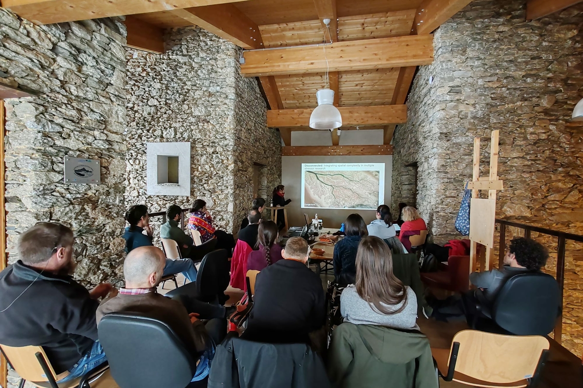 foto che ritrae un momento della presentazione della dott.ssa Burgazzi. Gli uditori sono posizionati di spalle.
