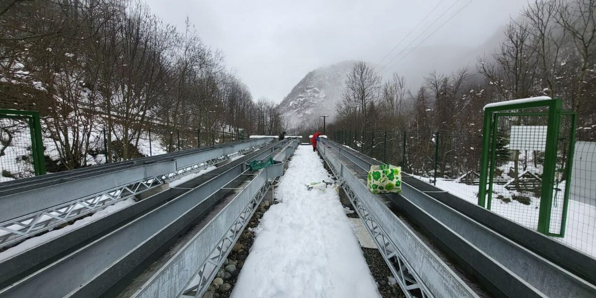 immagine dei canali artificiali di Alpstream. Si osservano i canali riempiti con il substrato litico e la neve tutto attorno.