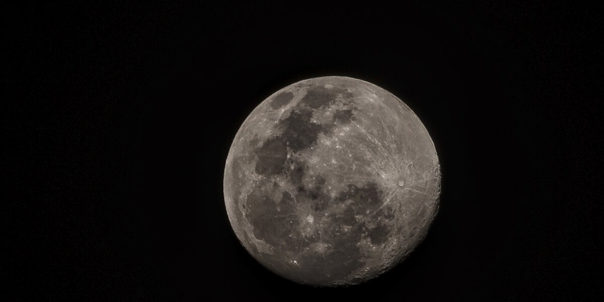 foto della Luna quasi piena con cielo nero intorno