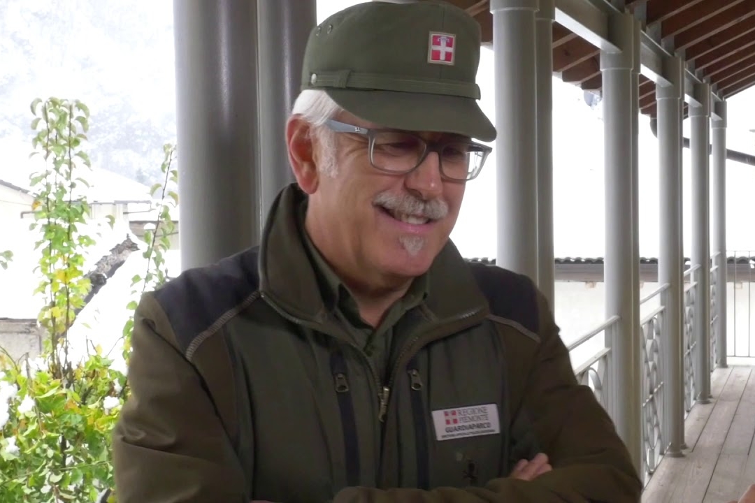 Mauro Fissore in divisa da funzionario responsabile del Servizio Vigilanza dell’Ente di Gestione delle Aree protette delle Alpi Marittime