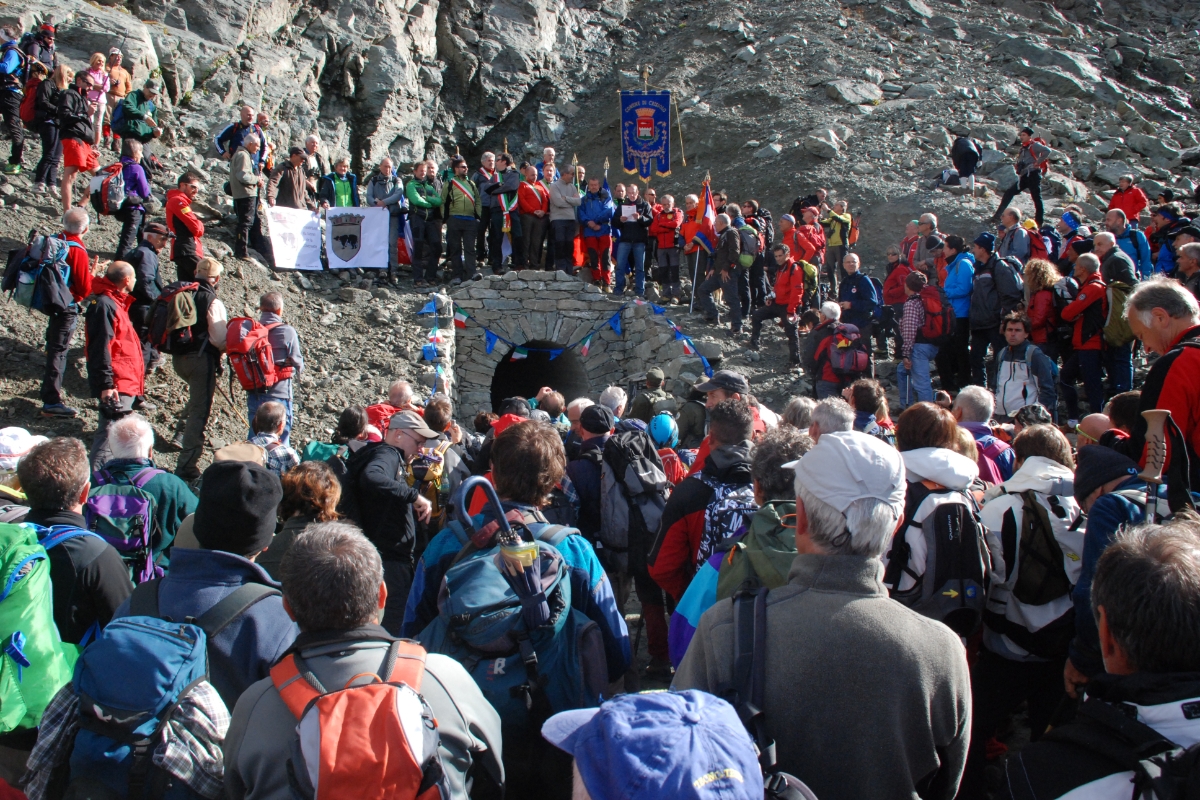 Foto di repertorio del 15 ottobre 2014: moltissime persone intorno all'ingresso francese del Buco di Viso nel giorno dell'inaugurazione dei lavori svolti.