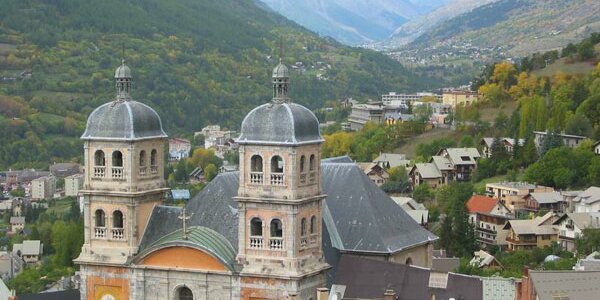 foto di Briançon con una chiesa in primo piano