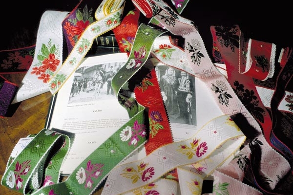 nastri colorati, elemento imprescindibile dei costumi tradizionali delle feste