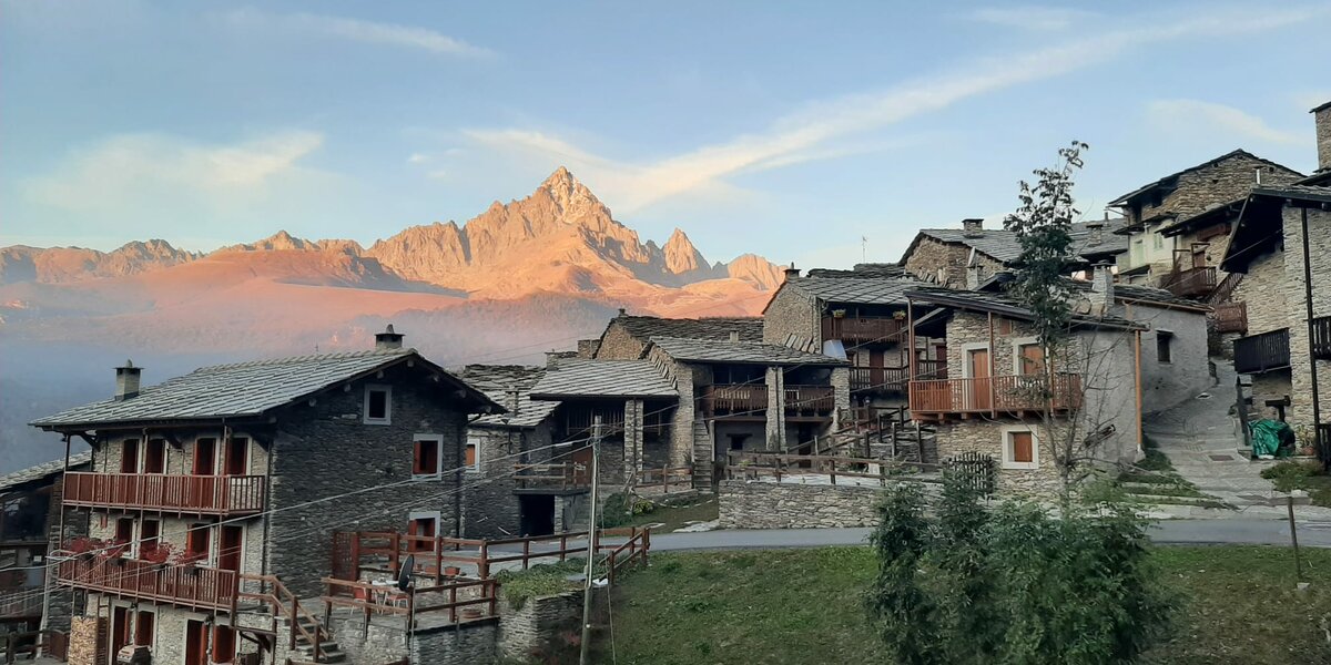nella foto si osserva la frazione Sant Antonio di Ostana, in cui è ubicato il Centro per lo studio dei fiumi alpini. Sullo sfondo è possibile osservare il Monviso