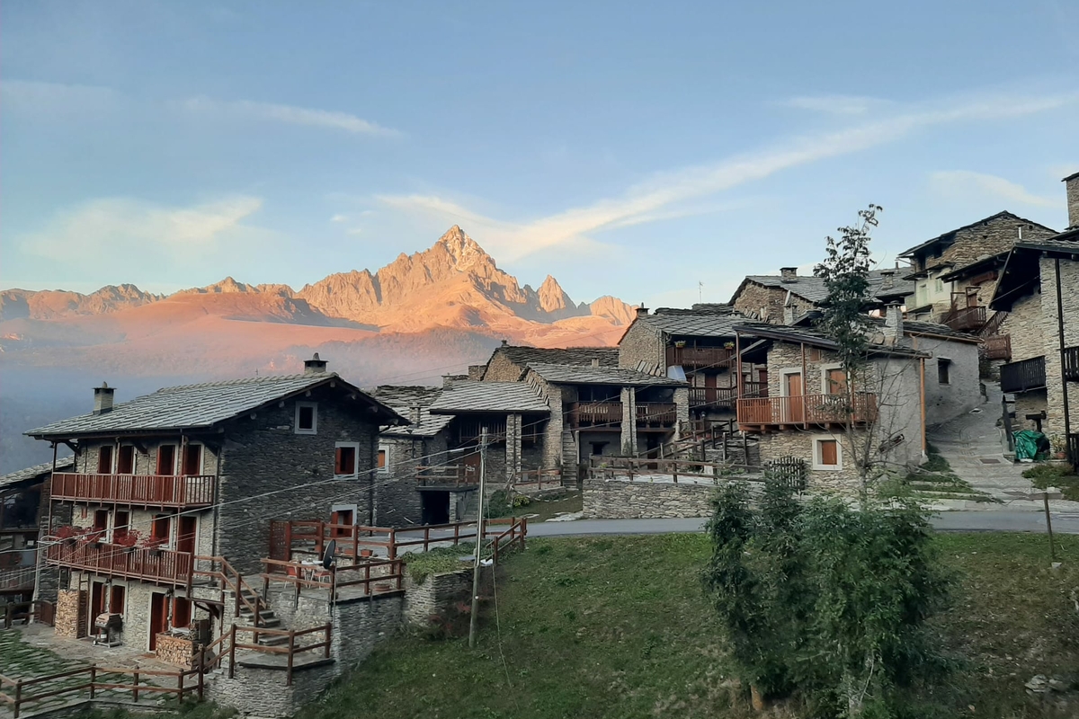 nella foto si osserva la frazione Sant Antonio di Ostana, in cui è ubicato il Centro per lo studio dei fiumi alpini. Sullo sfondo è possibile osservare il Monviso
